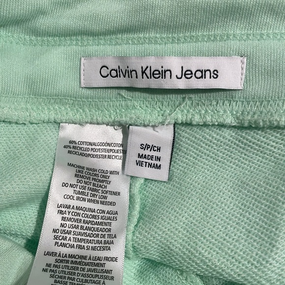 Calvin Klein women’s shorts size small - Picture 4 of 4